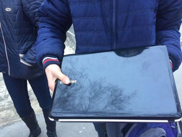 Полицейские обратили внимание на мужчину, который в центре города предлагал прохожим ноутбук по сходной цене Полицейские обратили внимание на мужчину, который в центре города предлагал прохожим ноутбук по сходной цене