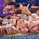 На стихийных рынках Курской области торговали сомнительной свининой