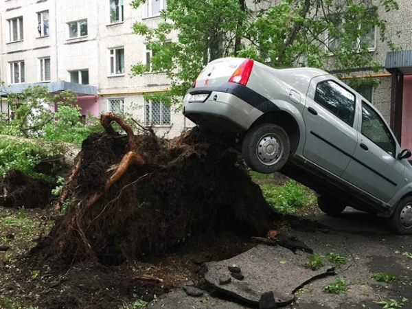 Сильнейший ураган в Москве принес разрушения, сообщается о 12 погибших и множестве пострадавших Сильнейший ураган в Москве принес разрушения, сообщается о 12 погибших и множестве пострадавших