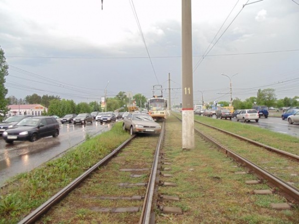 В Курске водитель "Тойоты" вылетел на трамвайные пути