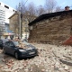 О пожилой курянке, в доме которой стена рухнула на припаркованные автомобили, расскажет Первый канал (ВИДЕО)