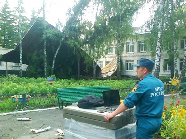 При прохождении циклона в результате резкого порыва ветра на площади 200 квадратных метров была повреждена кровля правого крыла главного корпуса Беловского дома-интерната При прохождении циклона в результате резкого порыва ветра на площади 200 квадратных метров была повреждена кровля правого крыла главного корпуса Беловского дома-интерната