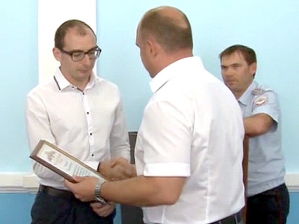 Поступок молодого человека позволил избежать возможных жертв и пресечь преступление в течение нескольких минут Поступок молодого человека позволил избежать возможных жертв и пресечь преступление в течение нескольких минут