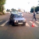 В Курске молодая женщина попала под машину