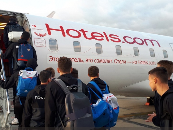 Вчера вечером команда ЦСКА прибыла в наш город, вылетев на самолете из московского аэропорта «Домодедово» Вчера вечером команда ЦСКА прибыла в наш город, вылетев на самолете из московского аэропорта «Домодедово»