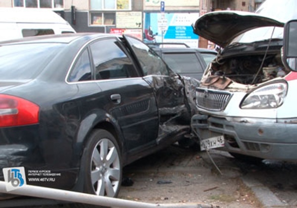 В Курске карета "скорой помощи" протаранила три припаркованных автомобиля