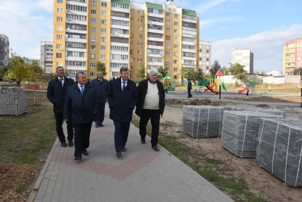 Из 127 дворов, вошедших в программу, на сегодняшний день отремонтировано 66 Из 127 дворов, вошедших в программу, на сегодняшний день отремонтировано 66