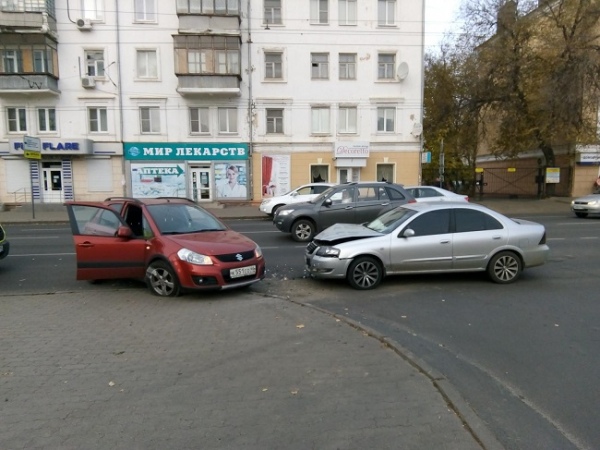В центре Курска в столкновении иномарок пострадали две женщины