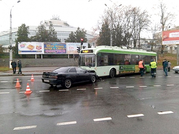 В Курске пьяный автомобилист врезался в троллейбус