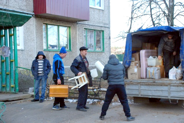 Курским семьям, жившим в разваливающемся доме, помогли с переездом в новые квартиры Курским семьям, жившим в разваливающемся доме, помогли с переездом в новые квартиры