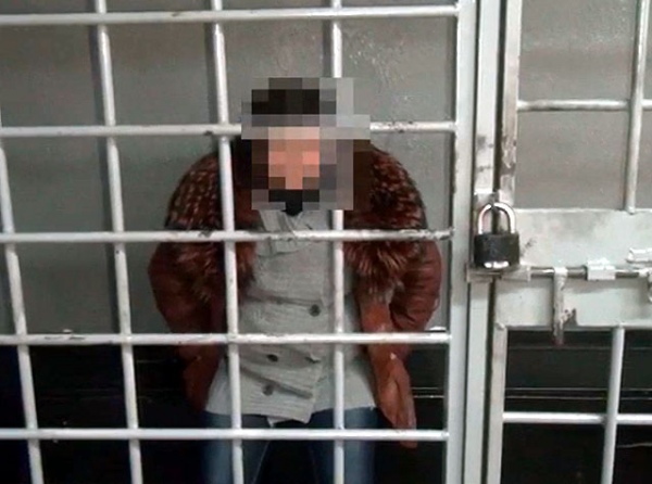 Вместо учителя за дверью оказалась незнакомая женщина, в руках она держала нож Вместо учителя за дверью оказалась незнакомая женщина, в руках она держала нож