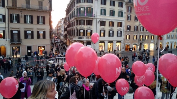 Флешмоб «Нет насилию в отношении женщин» на улицах Рима