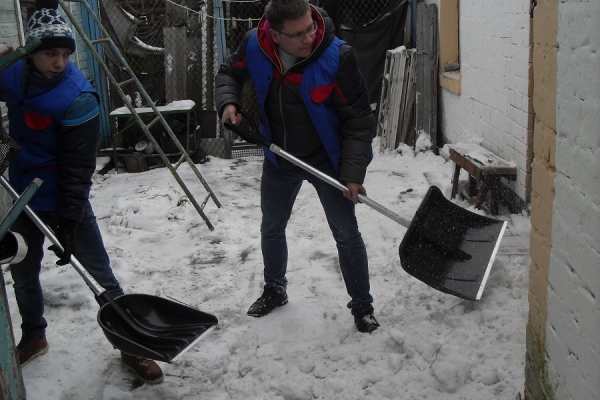 В Курске добровольцы по просьбе ветерана убрали во дворе снег