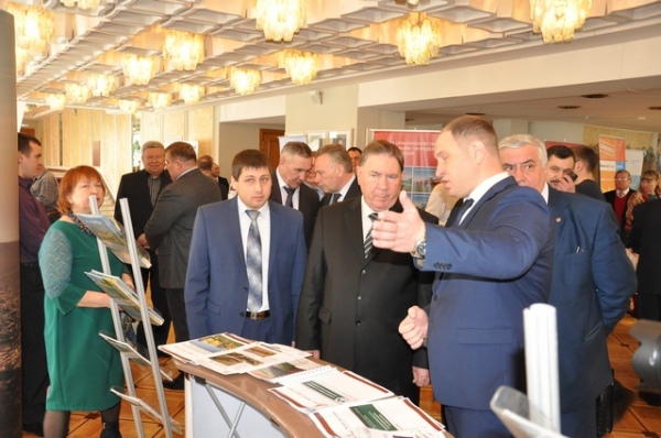 Губернатор Александр Михайлов среди поставщиков сельхозтехники Губернатор Александр Михайлов среди поставщиков сельхозтехники