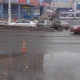 В Курске прохожие сдвигали BMW, мешавший проехать трамваю, мужчину «притерло» к вагону