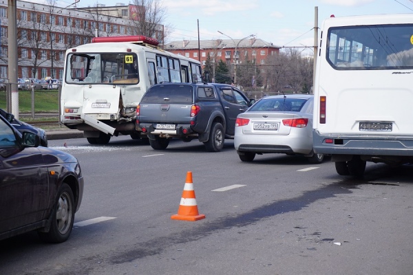 В Курске ПАЗ дважды попал в ДТП