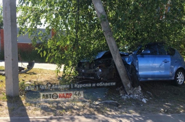 На проспекте Клыкова водитель протаранил столб и сбежал
