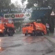 В Курске мусоровоз провалился в дыру на дороге