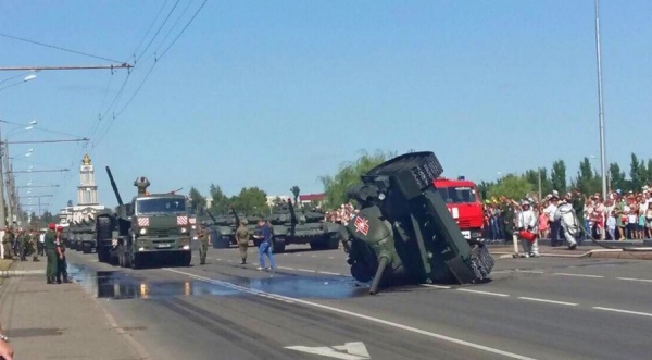 Механик-водитель при опрокидывании танка после парада в Курске не пострадал