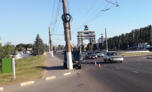 На проспекте Победы "семёрка" врезалась в фонарь