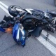 Под Курском пьяный мотоциклист без прав, стоя на дороге, угодил под машину