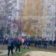Курская область. В Железногорске во дворе дома, где убит мальчик, собралась толпа, люди кричат: «Убийца!» (фото, видео)