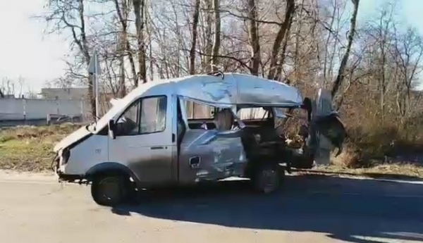 В Курской области «Газель» попала под локомотив