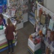 В Курске полиция устанавливает подозреваемую в хищении мобильника (фото, видео)