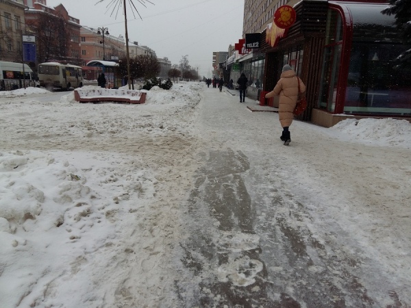 Так выглядит сейчас центральная улица Курска — сплошной каток