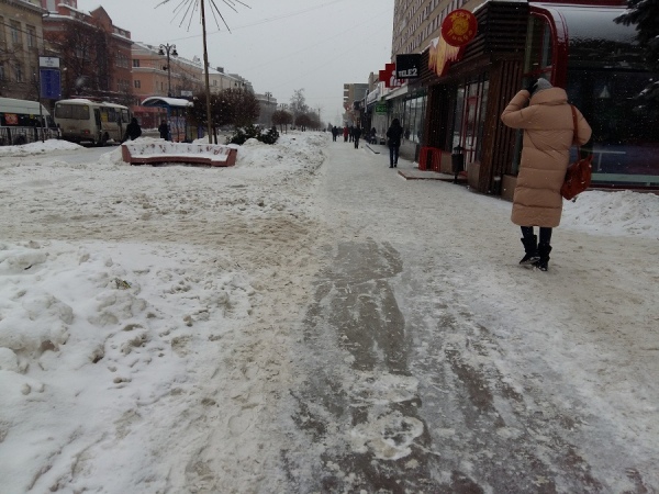 В центре Курска тротуары превратились в каток