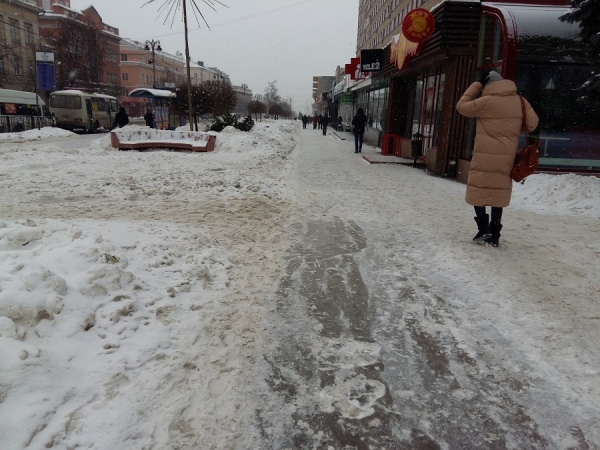 В центре Курска тротуары превратились в каток В центре Курска тротуары превратились в каток
