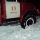 Курские пожарные вызволили из снежного плена бригаду «скорой» и семью с ребенком