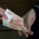 Директор кафе под Курском, где незаконно продавали алкоголь, пытался решить вопрос взяткой полицейскому