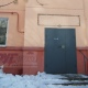 В Курске рухнувший козырек на несколько часов запер жителей подъезда (фото)
