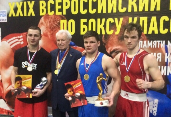 Владимир Орехов (в синей форме) удостоился золотой медали соревнований в весе до 91 килограмма Владимир Орехов (в синей форме) удостоился золотой медали соревнований в весе до 91 килограмма