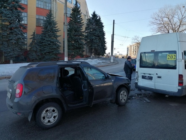 Авария произошла на улице Сонина Авария произошла на улице Сонина