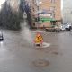 В Курске на улице Гоголя развалилась крышка люка смотрового колодца, валит пар