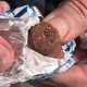 Курской пенсионерке продали конфеты с червями