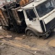 Курск. На проспекте Дружбы мусоровоз провалился в яму на дороге (фото)