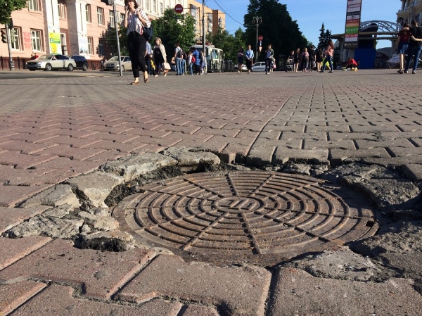 Сегодня асфальт с люка сняли Сегодня асфальт с люка сняли