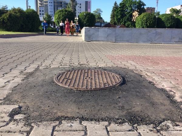 Рядом мы обнаружили еще одну асфальтовую латку вокруг люка Рядом мы обнаружили еще одну асфальтовую латку вокруг люка