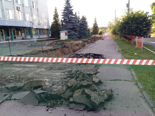 На улице Димитрова ведется масштабная реконструкция теплосети. Возможно, без горячей воды жители близлежащих домов остались из-за данных работ На улице Димитрова ведется масштабная реконструкция теплосети. Возможно, без горячей воды жители близлежащих домов остались из-за данных работ