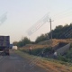 Под Курском грузовик потерял прицеп, улетевший с дороги (фото ДТП)