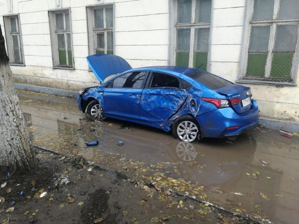 В центре Курска автомобилист без прав врезался в дерево, а потом в воинскую часть