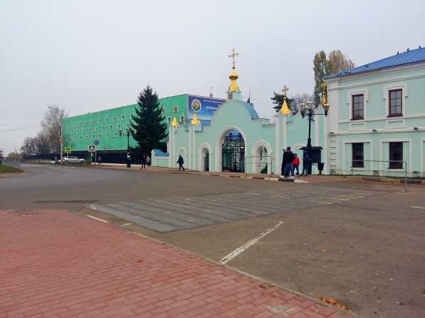 Школьницы дожидались маршрутку у стен монастыря Коренная пустынь Школьницы дожидались маршрутку у стен монастыря Коренная пустынь