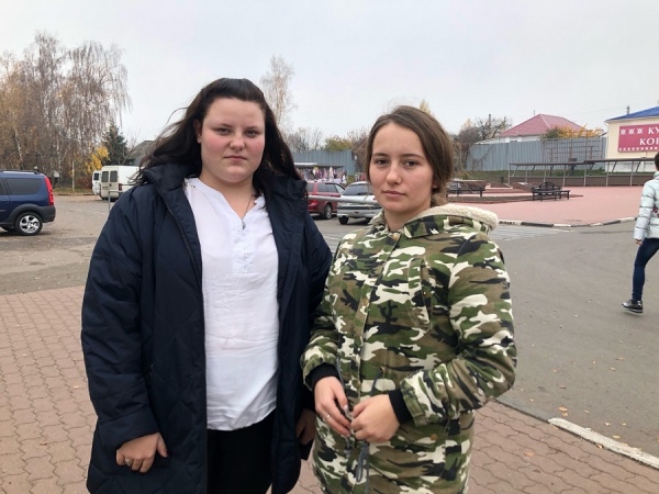 Студентки Свободинского агротехнического техникума Катя Буданцева и Нелли Ефанова первыми пришли на помощь Лизе и Даше Студентки Свободинского агротехнического техникума Катя Буданцева и Нелли Ефанова первыми пришли на помощь Лизе и Даше