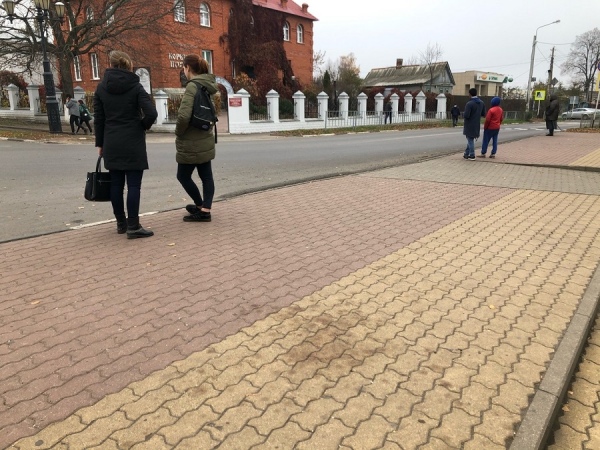 На тротуарной плитке до сих пор видны бурые пятна — это кровь получвших ножевые ранения девочек На тротуарной плитке до сих пор видны бурые пятна — это кровь получвших ножевые ранения девочек