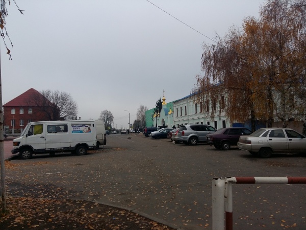 Неизвестный мужчина с ножом напал на школьниц прямо у ворот монастыря Неизвестный мужчина с ножом напал на школьниц прямо у ворот монастыря