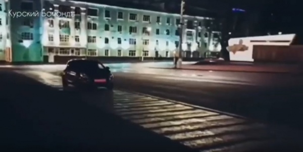 В Курске автомобилисты начали водить хороводы возле ёлки на Красной площади