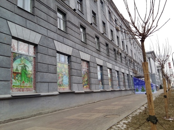 В ноябре старые липы, которые росли перед гостиницей, инвестор заменил на шарообразные клены В ноябре старые липы, которые росли перед гостиницей, инвестор заменил на шарообразные клены